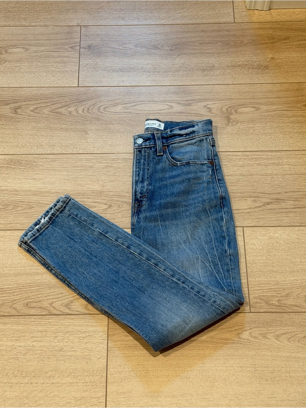 Abercrombie & Fitch High-Rise Mom Jeans